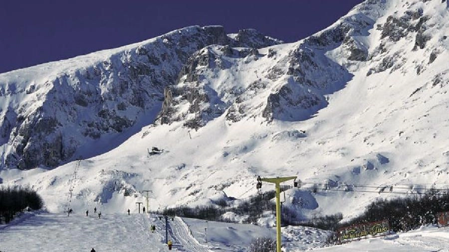 Tragedija na Durmitoru: Jedna osoba poginula, druga teško povrijeđena nakon pada iz korpe ski lifta